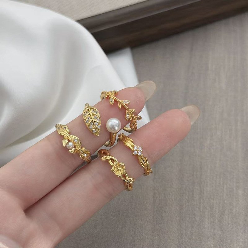 Women Wear Niche Leaf Rings In Ancient Times